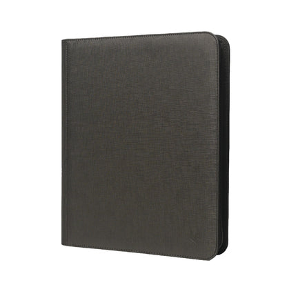 Ultra Pro 9-Pocket Toploader Zippered Premium PRO-Binder i mørkegrått kunstskinn, lukket og sett skrått forfra