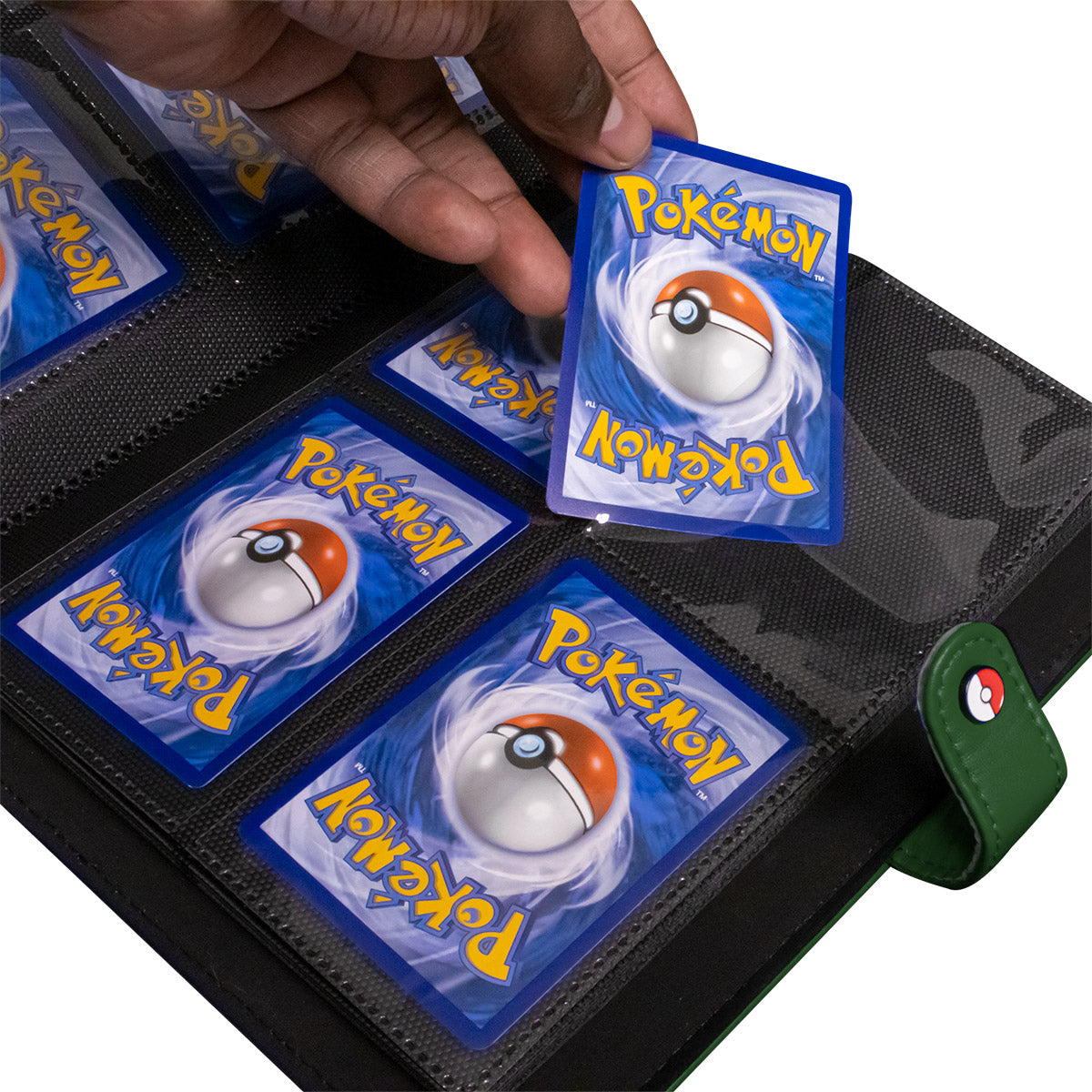 Ultra Pro Premium Snap Binder - nærbilde av kort som settes i lomme