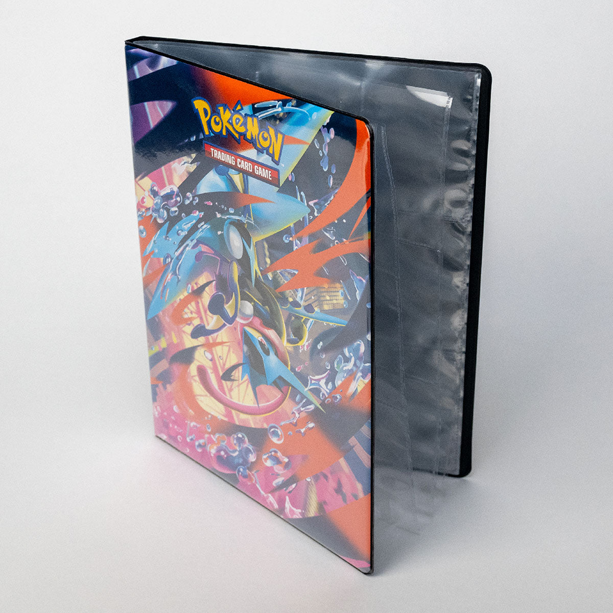 Ultra Pro 9-lommers portfolio fra Chaos Rising stående halvåpen, med Mega Greninja på forsiden