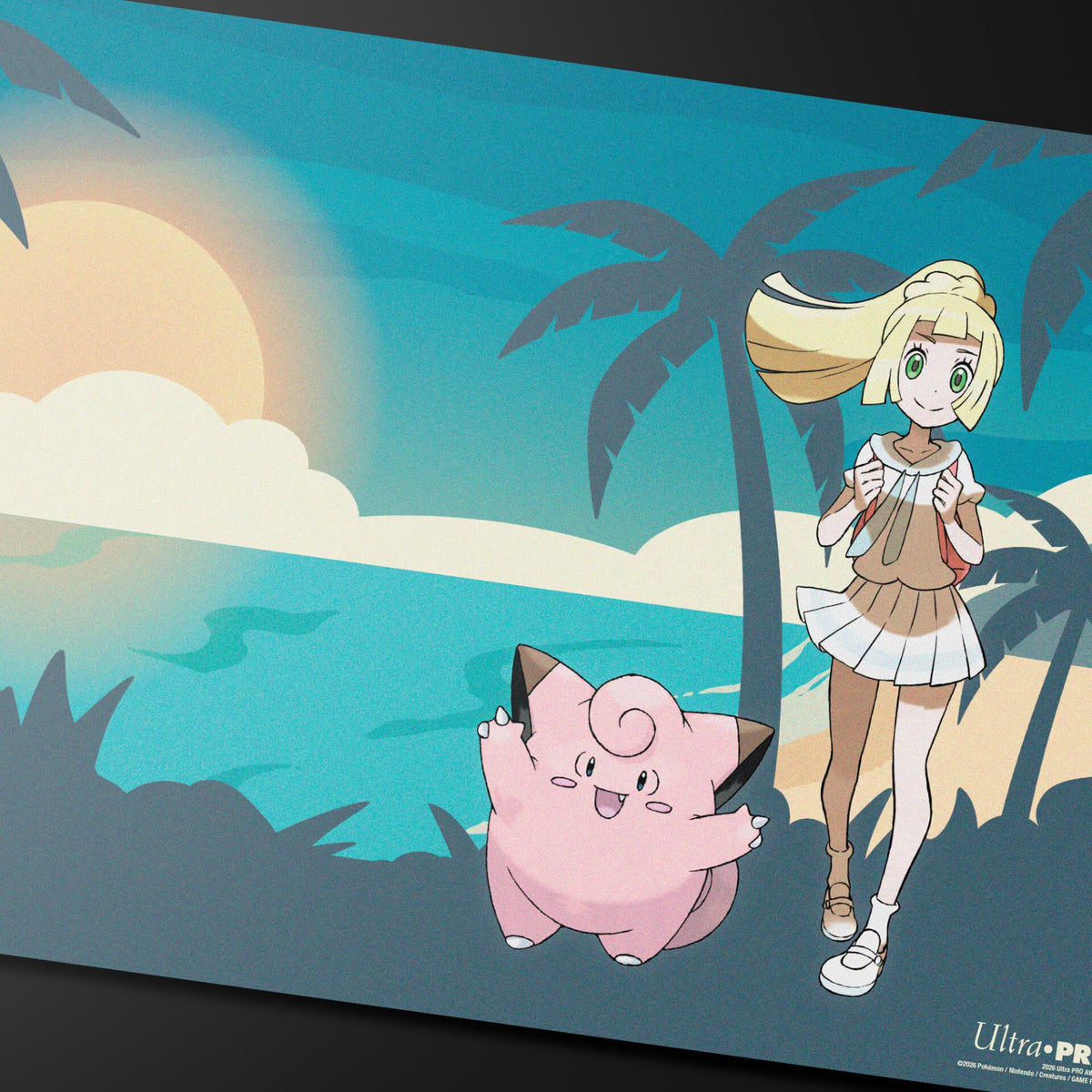 Nærbilde av Lillie og Clefairy på spillematten, med palmer og hav i bakgrunnen