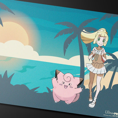 Nærbilde av Lillie og Clefairy på spillematten, med palmer og hav i bakgrunnen
