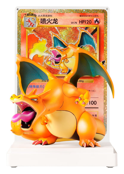 Charizard-figur som sprer vingene foran jumbo-kortet med samme motiv