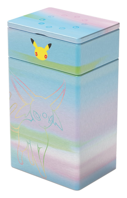 Deck box i metall med Espeon-motiv i lyse farger og Pikachu-logo på lokket