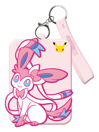 Kortholder med Sylveon-motiv, rosa stropp og nøkkelring fra Card Display Set