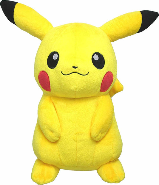 Pokémon Pikachu-bamse fra Sanei Boeki, stående med ørene rett opp og røde kinn, sett rett forfra
