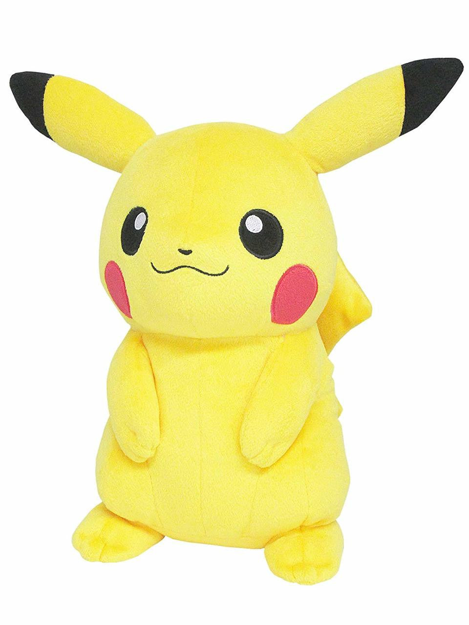 Pokémon Pikachu-bamse i lett skråvinkel som viser den gule kroppen, halen og de sorttippede ørene