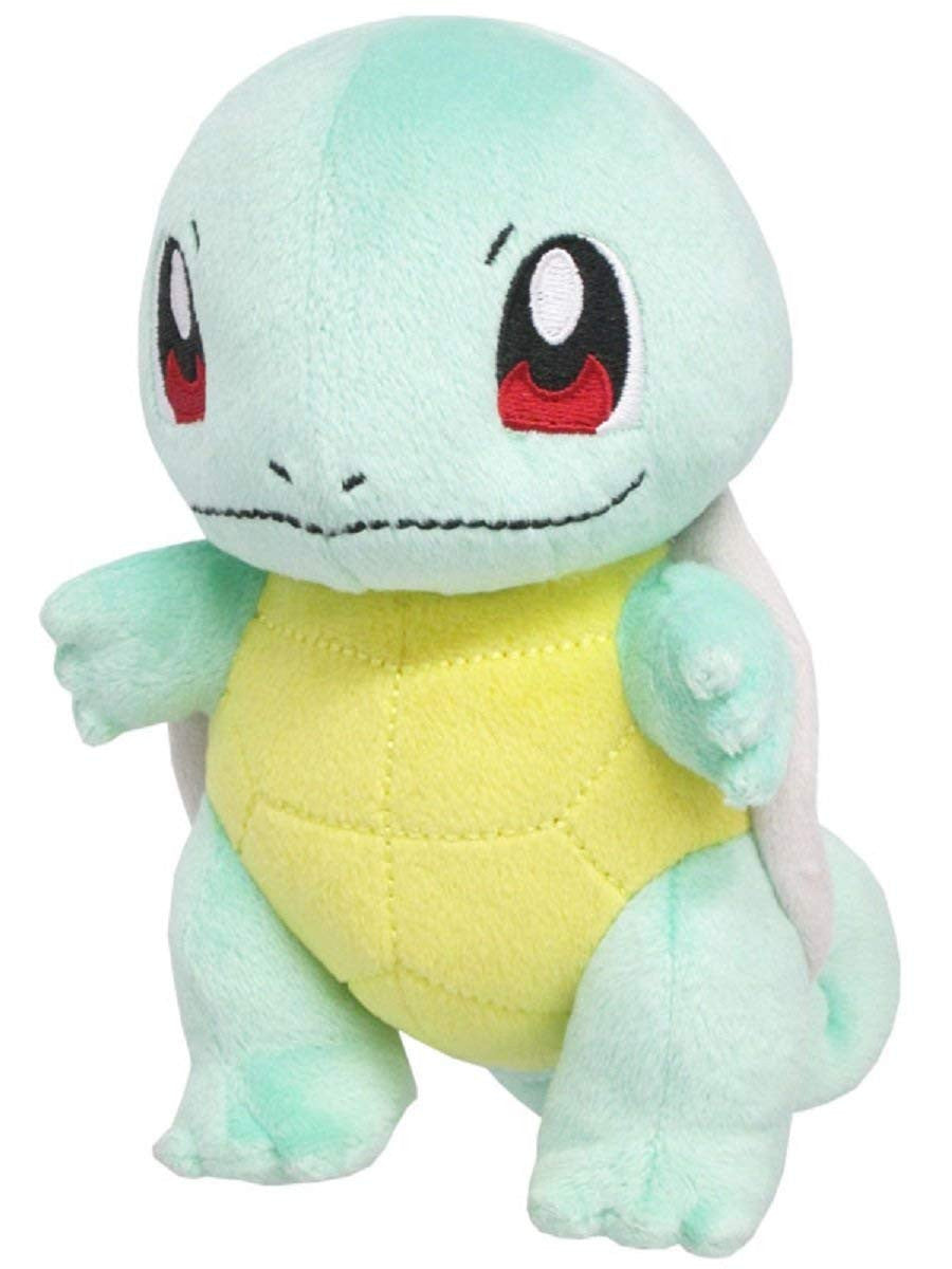 Pokémon Squirtle-bamse fra Sanei Boeki i turkis plush med gult skallmønster på magen, sett skrått forfra