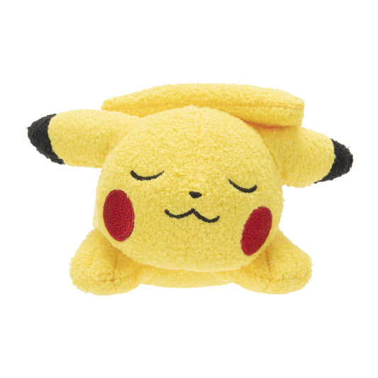 Sovende Pikachu-kosedyr, 12 cm, sett forfra med Pokémon-hengelapp