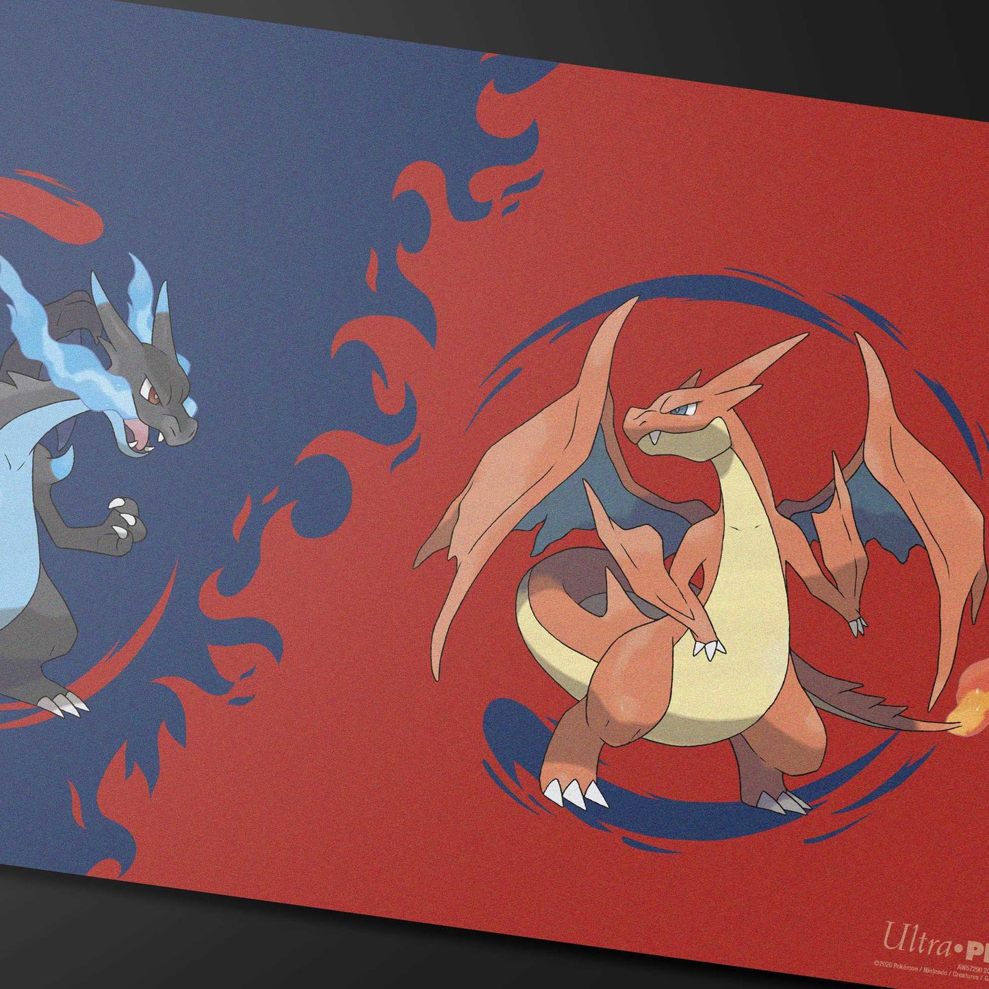 Ultra Pro spillematte med Mega Charizard X og Mega Charizard Y sett i vinkel
