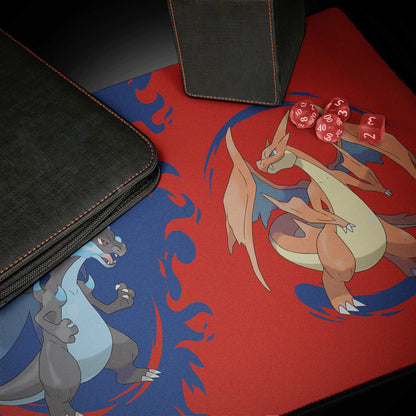 Ultra Pro spillematte med Mega Charizard-motiv i bruk sammen med terninger og deck box