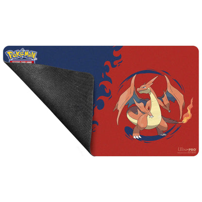 Ultra Pro spillematte brettet i hjørnet, med Mega Charizard Y-motiv og sort bakside