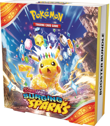 Baksiden av Pokemon Surging Sparks Booster Bundle med Terastal Pikachu og Surging Sparks-logoen.