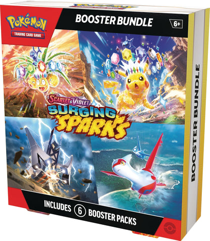 Forsiden av Pokemon Surging Sparks Booster Bundle fra motsatt vinkel, med settlogoen og teksten Includes 6 Booster Packs.