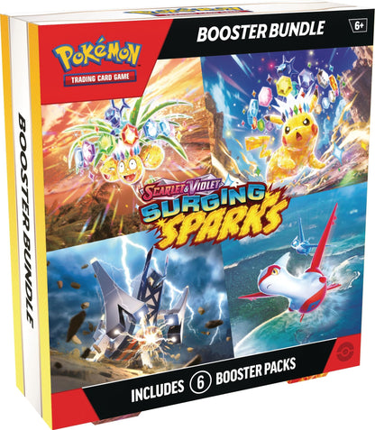 Pokemon Surging Sparks Booster Bundle sett på skrå, med Pikachu, Alolan Exeggutor, Archaludon og Latias på forsiden.