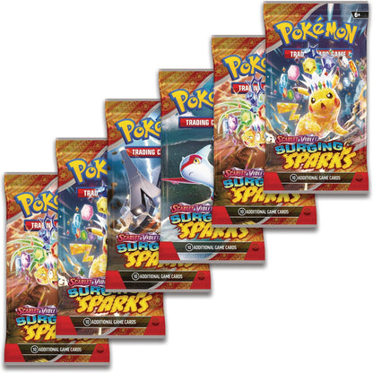 Seks Pokemon Surging Sparks booster pakker fra bundlen, med Pikachu, Latias, Archaludon og Alolan Exeggutor.