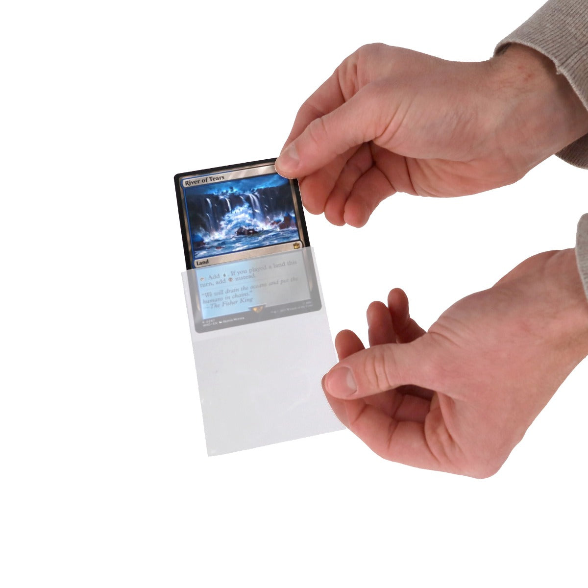 To hender som trer et Magic: The Gathering-kort ned i en klar BCW penny sleeve