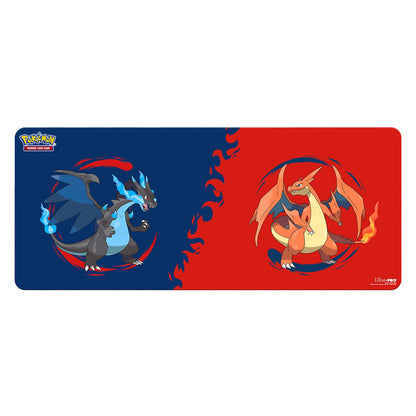 Ultra Pro 6ft spillematte sett ovenfra, Mega Charizard X på blått og Mega Charizard Y på rødt