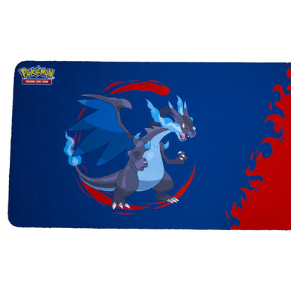 Nærbilde av Mega Charizard X med blå flammer og Pokemon TCG-logo i hjørnet