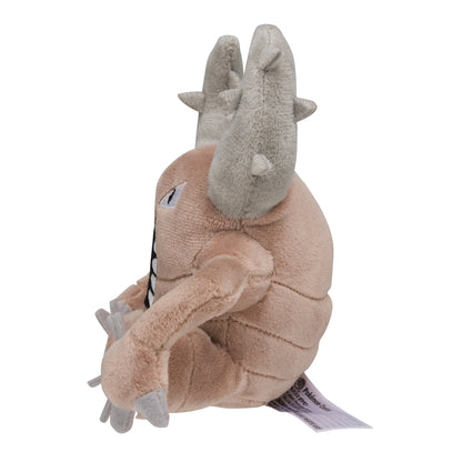 Pinsir Fit Plush fra Pokemon Center Japan, sett fra siden