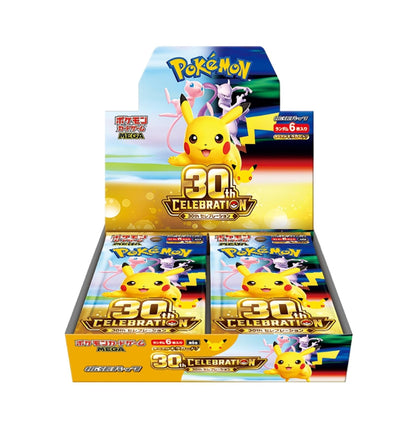 Japansk 30th Celebration Booster Box (M6a), åpent display med Pikachu, Mew og Mewtwo og booster pakker