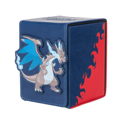 Mega Charizard X Alcove Flip deck box sett skrått, mørkeblått kunstskinn med rød flammekant på siden