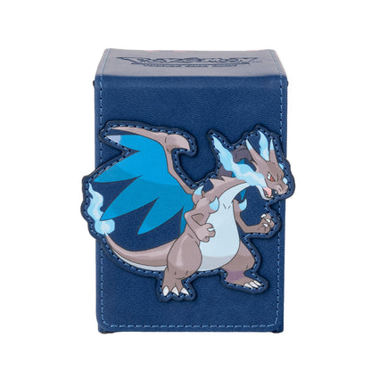 Forsiden av Alcove Flip deck boxen med Mega Charizard X i blått og svart på mørkeblått kunstskinn