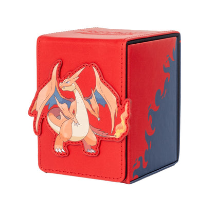 Mega Charizard Y Alcove Flip deck box sett skrått, rødt kunstskinn med mørkeblå flammekant på siden