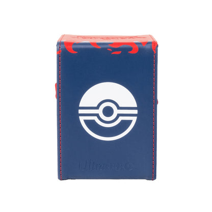 Baksiden av Mega Charizard Y-boksen i mørkeblått kunstskinn med Poke Ball-symbol og Ultra Pro-logo