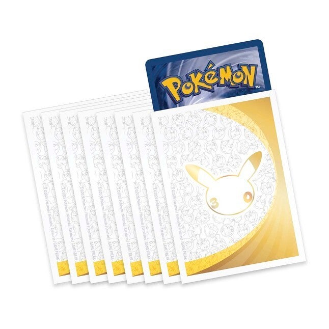 Hvite og gull sleeves med Pikachu 30-logo fra 30th Celebration Elite Trainer Box, vist i vifte med kortbakside