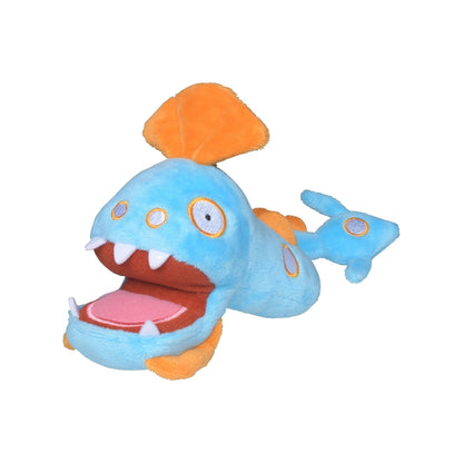 Pokemon Huntail Fit-bamse fra Pokemon Center Japan i skråvinkel, lyseblå dyphavsfisk med oransje finner og åpen munn