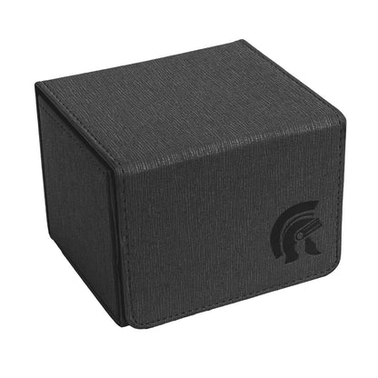Legion Sentinel 100+ deck box i svart sett skrått, med Legion-hjelmlogo på forsiden