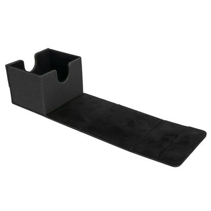 Sentinel deck box med lokket brettet helt ut, viser myk svart innside og utsparing for kortene