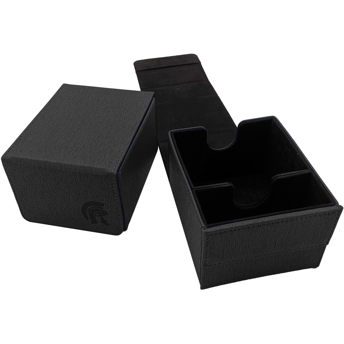 Svart Legion Sentinel 130+ deck box, én lukket og én åpen med skillevegg og eget rom til tilbehør
