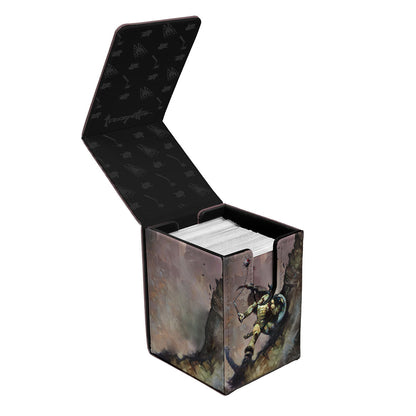 Åpen deck box med lokket løftet og et deck med sleevede kort inni