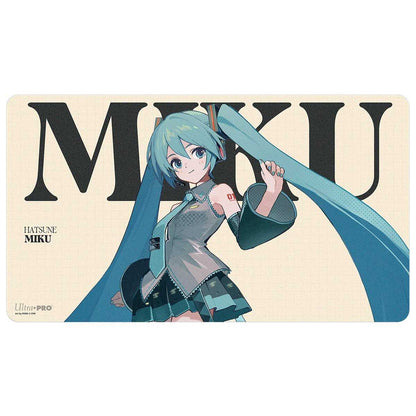 Hatsune Miku Retro Soundscapes spillematte: Miku med turkise tvillinghaler og grå topp foran store bokstaver MIKU på kremhvit bakgrunn