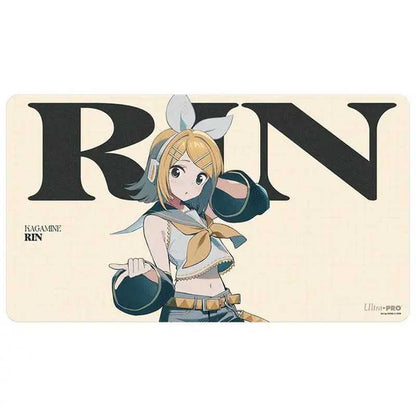 Hatsune Miku Retro Soundscapes spillematte: Rin med hvit sløyfe og gult halstørkle foran store bokstaver RIN på kremhvit bakgrunn