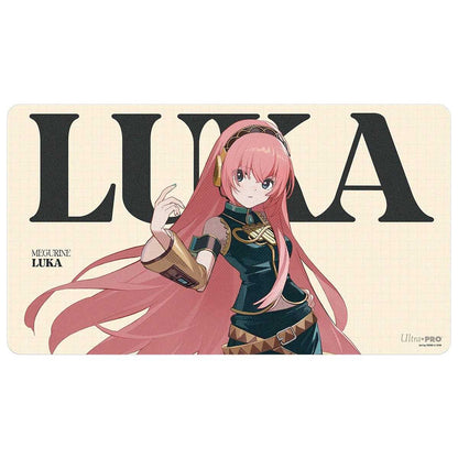Hatsune Miku Retro Soundscapes spillematte: Luka med langt rosa hår i svart og gull antrekk foran store bokstaver LUKA på kremhvit bakgrunn