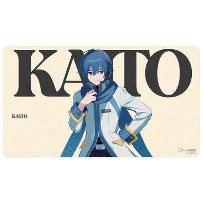 Hatsune Miku Retro Soundscapes spillematte: Kaito med blått hår, blått skjerf og hvit frakk foran store bokstaver KAITO på kremhvit bakgrunn