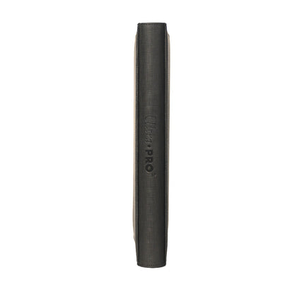 Binderen sett fra ryggen med Ultra Pro-logo